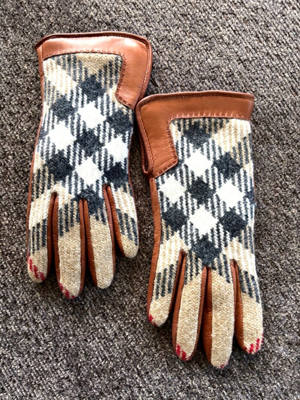 BURBERRY ICONIC PLAID Pattern 100% WOOL, LEATHER, CASHMERE Womens Gloves -Lined - Picture 5 of 16